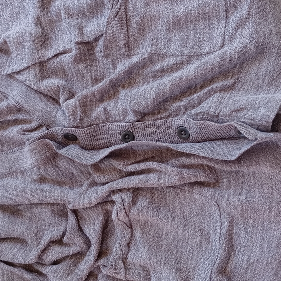 AMERICAN EAGLE OUTFITTERS THIN LONG SLEEVE BOTTOM BUTTON UP - Picture 7 of 9